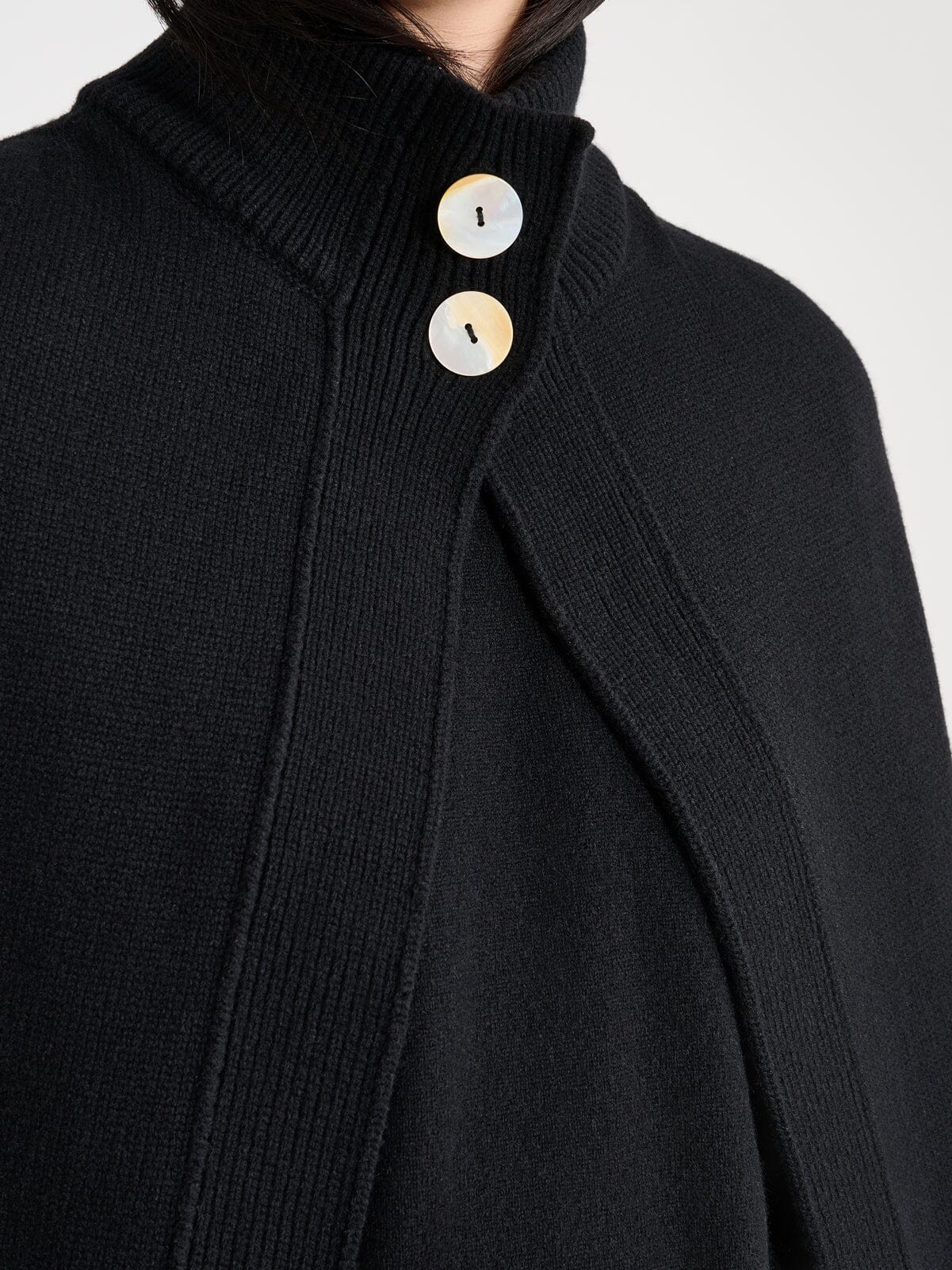 Nackiyé Roxalena Knit Cape